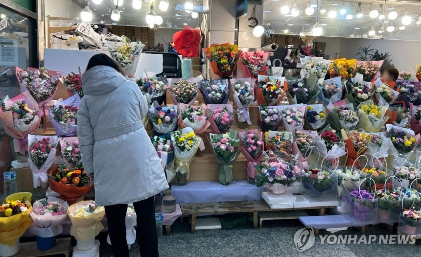 어떤 꽃다발이 좋을까 지난 7일 서울 고속터미널역의 한 꽃집 앞에서 손님이 꽃다발을 구경하고 있다. 2025.2.9. [촬영 김유진]