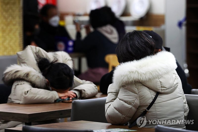<b>제22서경호 실종자</b> 가족 "해경 <b>수색</b> 형식적…상황 전달도 미흡"