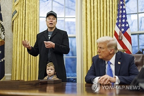 <b>트럼프</b> 옆 <b>머스크</b>, <b>백악관</b> 집무실서 "관료주의는 민주주의 아냐"