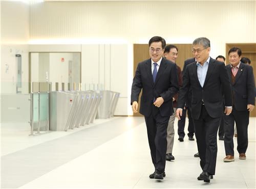 <b>김동연</b>, 삼성전자 평택공장 찾아 "반도체특별법에 비상한 노력"