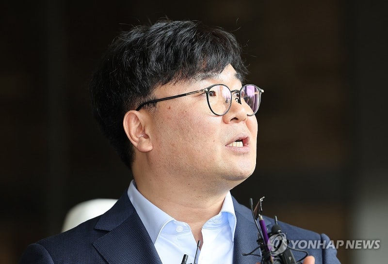 '김여사 명품백 보도' <b>스토킹</b> 혐의 <b>서울의소리</b> 기자 경찰 소환