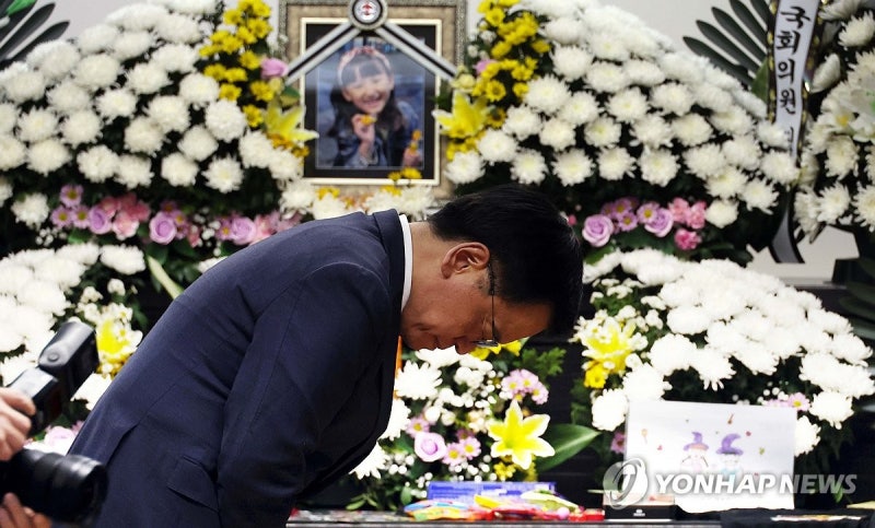 崔대행, <b>피살</b> <b>대전 초등생</b> 하늘이 <b>빈소 조문</b>…"안타까워"