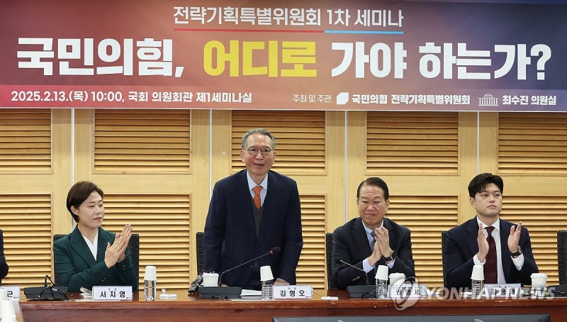 인사하는 <b>김형오 전 국회의장</b>