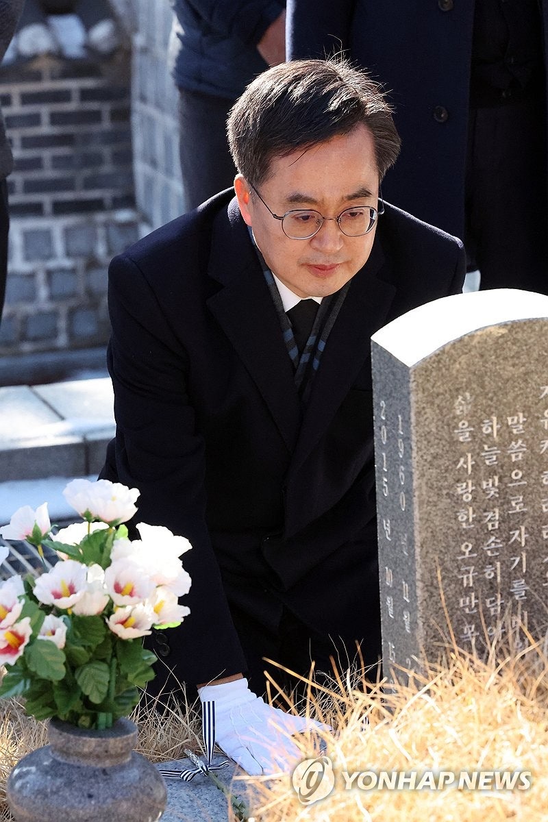 참배하는 <b>김동연 경기도지사</b>