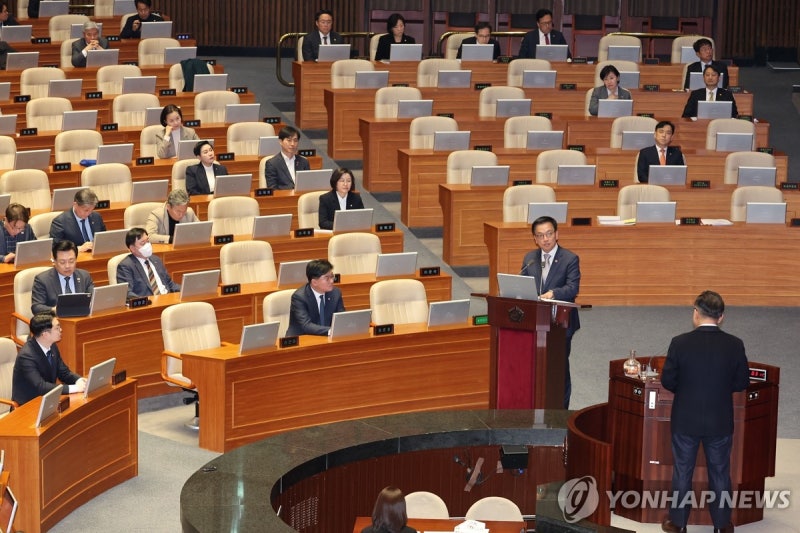 질의에 <b>답변</b>하는 <b>최상목 권한대행</b>