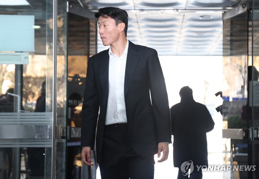 선고 앞두고 법정 향하는 황의조 (서울=연합뉴스) 김성민 기자 = 불법 촬영 혐의로 재판에 넘겨진 축구선수 황의조가 14일 서울 서초구 서울중앙지법에서 열린 1심 선고 기일에 출석하고 있다. 2025.2.14 ksm