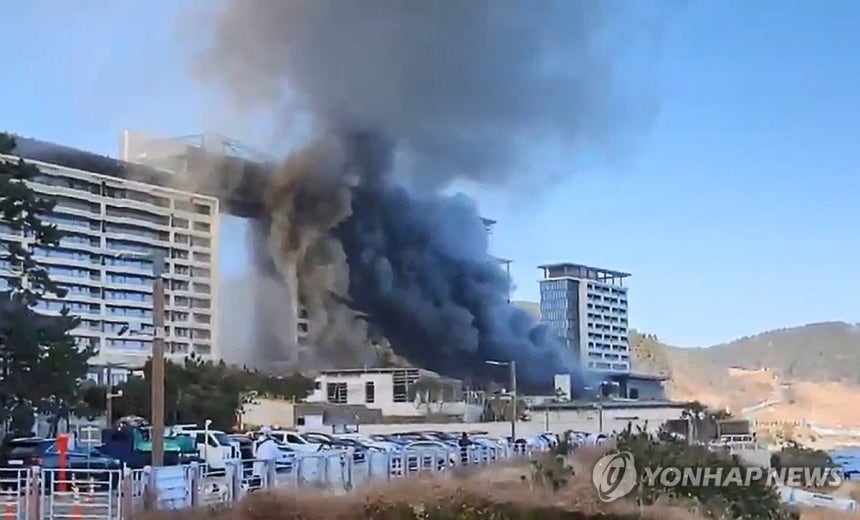 검은 연기 치솟는 호텔 신축공사장 (부산=연합뉴스) 14일 부산 기장군 반얀트리 호텔 신축공사장에서 불이 나 검은 연기가 치솟고 있다. 2025.2.14 [독자 제공. 재판매 및 DB 금지] ccho@yna.co.k