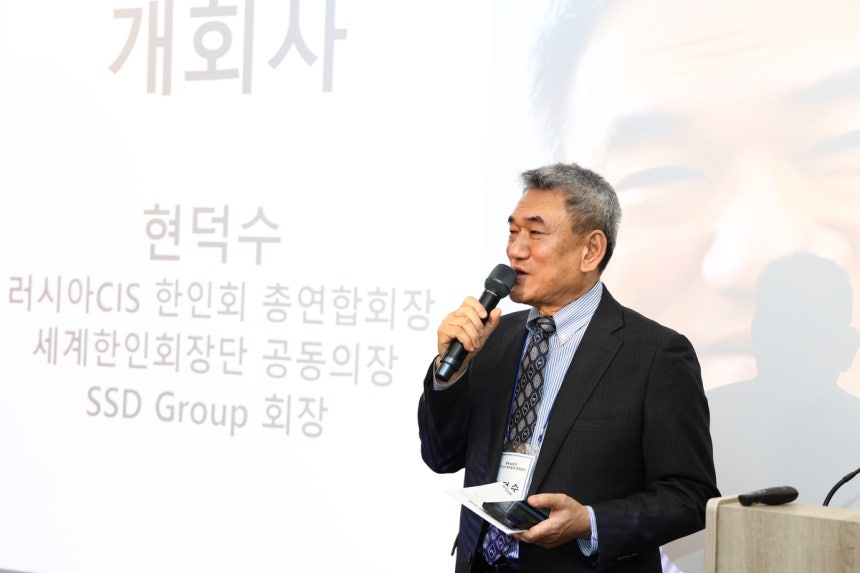 '광복 80주년 러시아-CIS 재외동포 콘퍼런스' 개회사하는 현덕수 회장 (트빌리시[조지아]=연합뉴스) 성도현 기자 = 현덕수 러시아·CIS한인회총연합회장이 15일(현지시간) 조지아 풀만 트빌리시 악시스 타워스 호텔