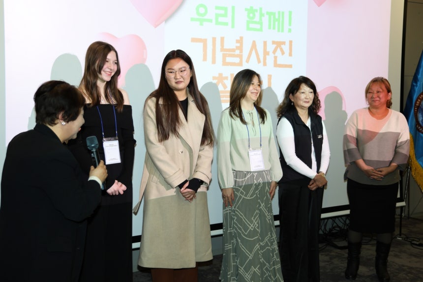 '광복 80주년 러시아-CIS 재외동포 콘퍼런스' 참석한 조지아 고려인 동포들 (트빌리시[조지아]=연합뉴스) 성도현 기자 = 김진경 조지아한인회장(맨 왼쪽)이 15일(현지시간) 조지아 풀만 트빌리시 악시스 타워스 호