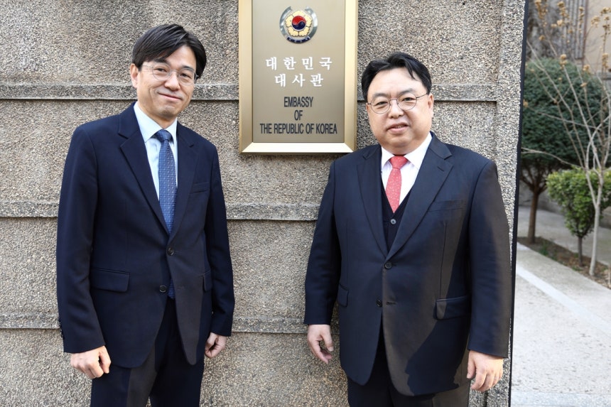 주조지아 한국대사관 안내하는 김현두 대사 (트빌리시[조지아]=연합뉴스) 성도현 기자 = 김현두 주조지아 한국대사(오른쪽)가 15일(현지시간) 조지아 트빌리시 대사관에서 연합뉴스와 인터뷰를 한 뒤 남용대 영사(왼쪽)와