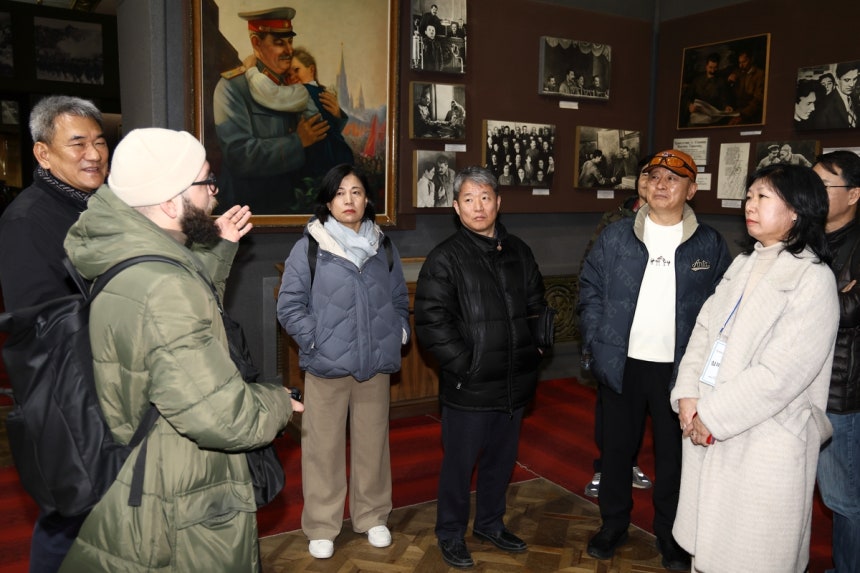 스탈린 박물관서 이야기 듣는 러시아·CIS한인회총연합회 관계자들 (고리[조지아]=연합뉴스) 성도현 기자 = 현덕수 러시아·CIS한인회총연합회장(맨 왼쪽) 등이 16일(현지시간) 구소련 지도자 스탈린의 고향인 조지아