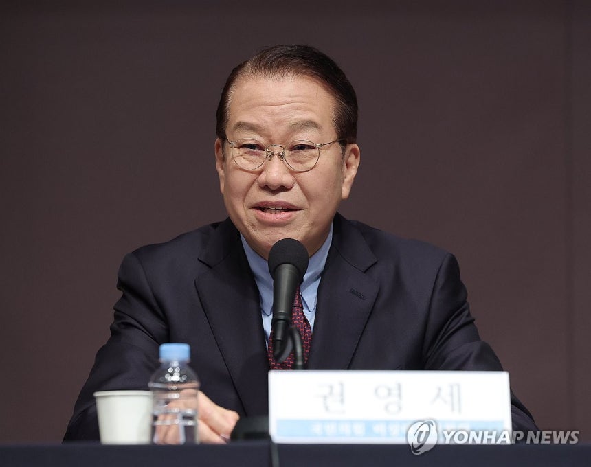 관훈토론회 참석한 권영세 비상대책위원장 (서울=연합뉴스) 류영석 기자 = 국민의힘 권영세 비상대책위원장이 17일 서울 중구 프레스센터에서 열린 관훈토론회에 참석해 발언하고 있다. 2025.2.17 ondol@yna.