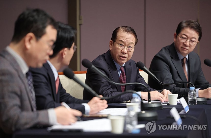 관훈토론회 발언하는 권영세 비상대책위원장 (서울=연합뉴스) 류영석 기자 = 국민의힘 권영세 비상대책위원장이 17일 서울 중구 프레스센터에서 열린 관훈토론회에 참석해 발언하고 있다. 2025.2.17 ondol@yna
