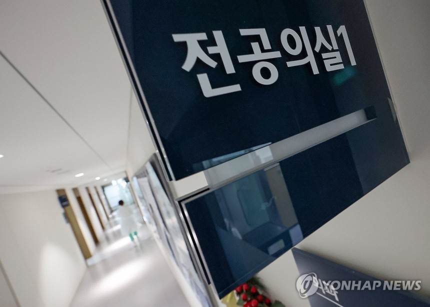 전공의 사직 1년 (서울=연합뉴스) 김성민 기자 = 4일 오전 서울 한 대형병원 전공의실 앞 복도에 한 의료 관계자가 이동하고 있다. 2025.2.4 ksm7976@yna.co.kr