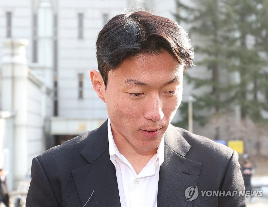 '불법촬영' 황의조, 1심서 징역형 집행유예 (서울=연합뉴스) 김성민 기자 = 불법 촬영 혐의로 재판에 넘겨진 축구선수 황의조가 지난 14일 서울 서초구 서울중앙지법에서 열린 1심에서 징역 1년에 집행유예 2년을 선