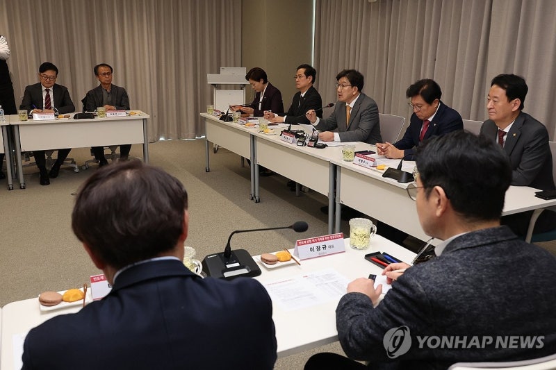 '<b>반도체</b> 특별법' 현장간담회 하는 <b>권성동</b> 원내대표