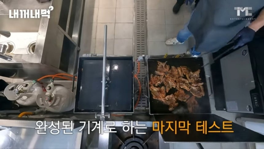 LP가스통 옆에서 닭 튀김 요리하는 장면 [백종원 대표 유튜브 캡처. 재판매 및 DB 금지]