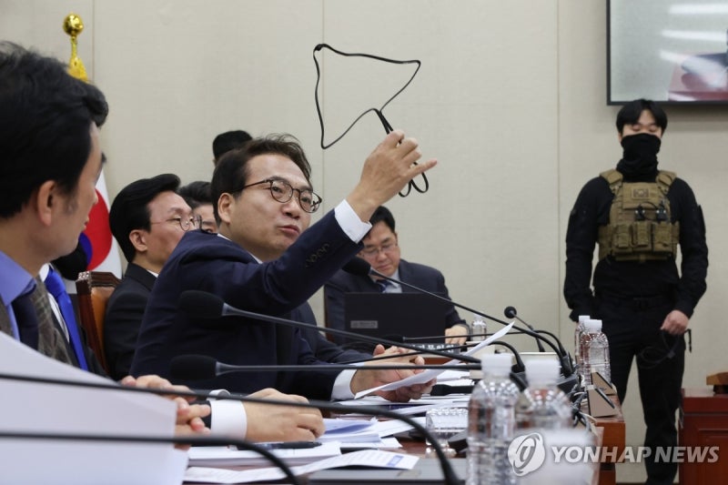 <b>케이블타이</b> 수갑 관련 <b>질의</b> 하는 <b>박선원</b> 의원