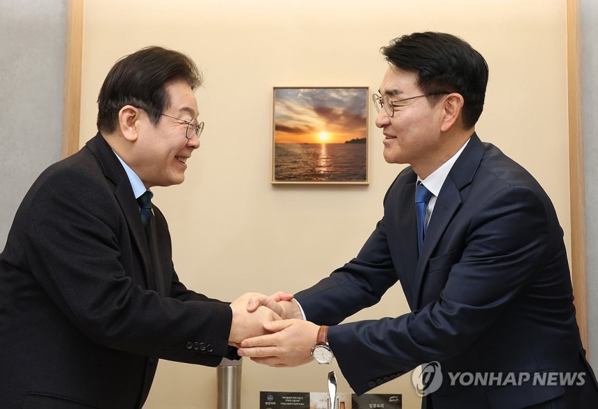 인사하는 이재명 대표-박용진 전 의원(서울=연합뉴스) 더불어민주당 이재명 대표(왼쪽)와 박용진 전 의원이 21일 서울 여의도의 한 식당에서 만나 악수하며 인사하고 있다. 2025.2.21 [국회사진기자단] phot