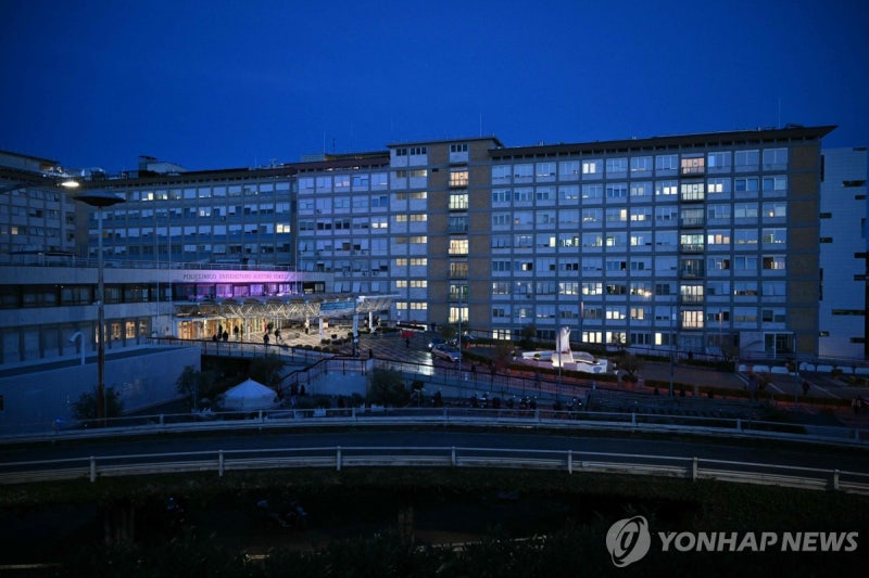 <b>교황</b>청 "<b>교황</b>, 병세 <b>위중</b>…한때 호흡곤란 겪어"