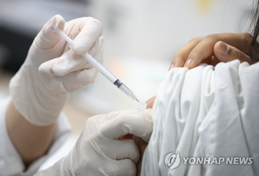 화이자 코로나19 백신 접종
[연합뉴스 자료사진]