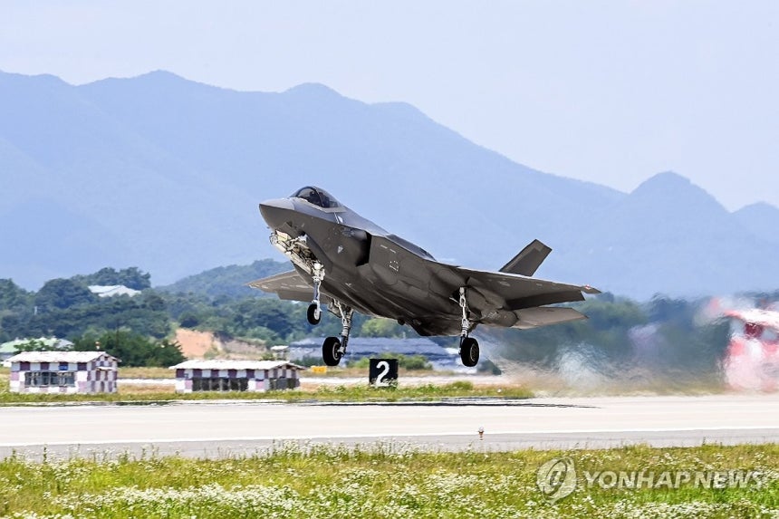 이륙하는 한국 공군 F-35A 전투기 (서울=연합뉴스) 한미 공군이 26일 미국 공군 F-22 랩터(Raptor)가 참가한 가운데 연합공중훈련을 실시했다고 밝혔다. 사진은 한국 공군 F-35A 전투기가 청주기지에서