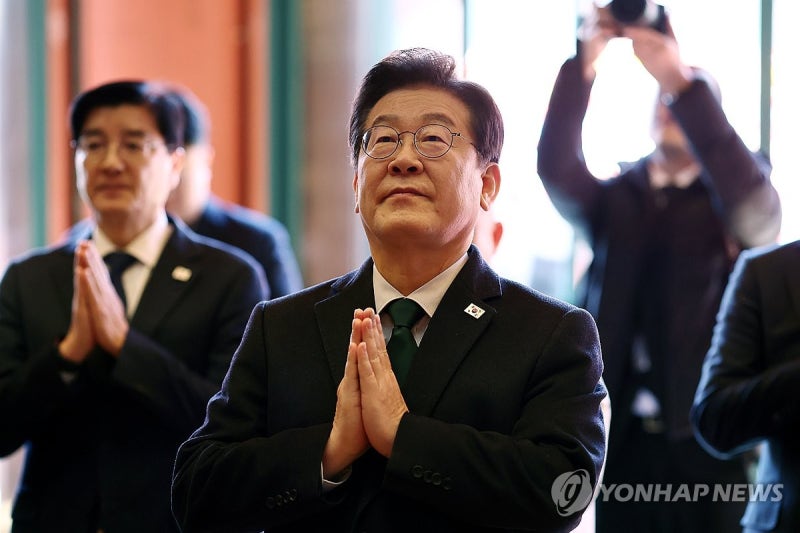 李 "세상이 대결적이라 걱정"…진우스님 "반대에 더 다가서야"