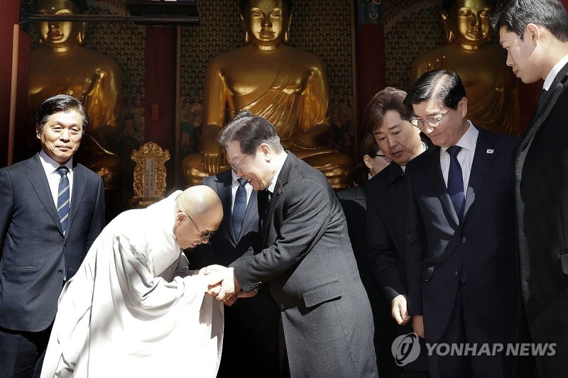 <b>조계사</b> 찾은 <b>이재명</b> 대표