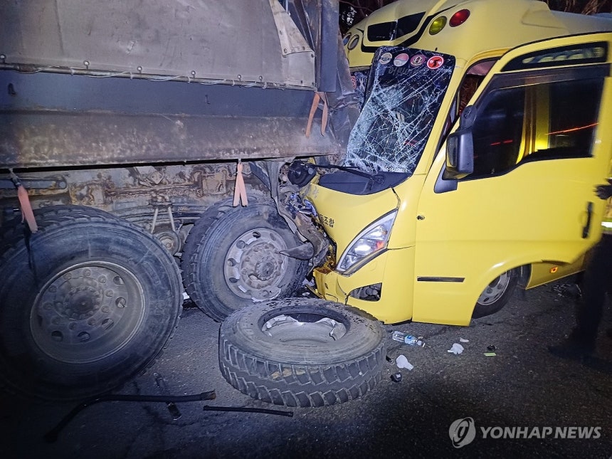 아산서 통근버스가 덤프트럭 추돌 (아산=연합뉴스) 25일 오전 6시 22분께 충남 아산시 영인면 아산리 영인 방면 35번 국도에서 주행 중이던 통근버스가 앞서가던 덤프트럭을 들이받았다. 2025.2.25 [충남소방본