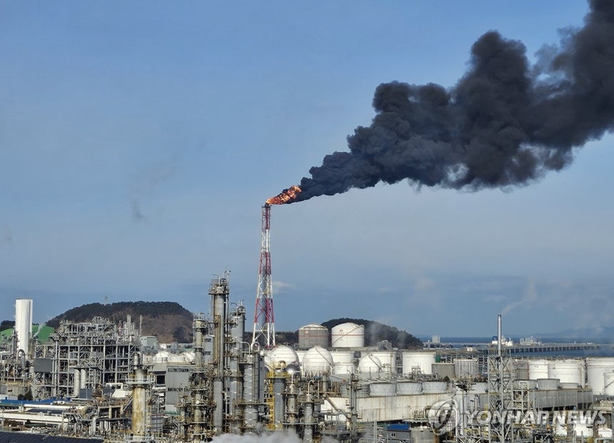 서산 LG화학·롯데케미칼 정전…공장 가동 중단 (서산=연합뉴스) 정윤덕 기자 = 25일 오전 충남 서산 대산석유화학단지 내 LG화학과 롯데케미칼에 전기 공급이 끊기면서 공장 가동이 멈춘 가운데 생산공정에 투입된 원료