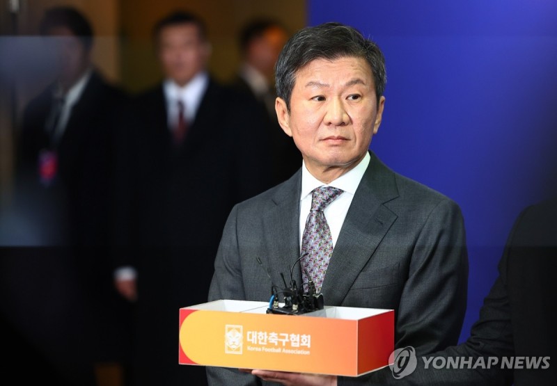 축구인 '몰표'로 4선 이룬 <b>정몽규</b> "더 열심히 귀 기울이겠다"