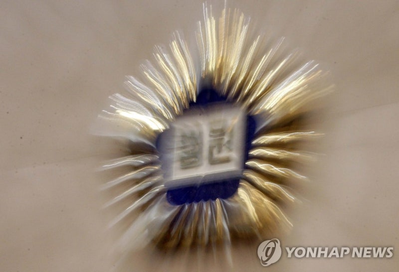 재판 영상 공개된 <b>조영남 매니저</b>…대법 "국가 배상책임 없어"