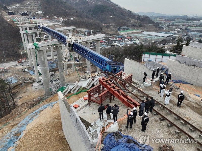 <b>안성 고속도로</b> 건설현장 교량 구조물 <b>붕괴사고</b> 현장 <b>합동감식</b>(종합)