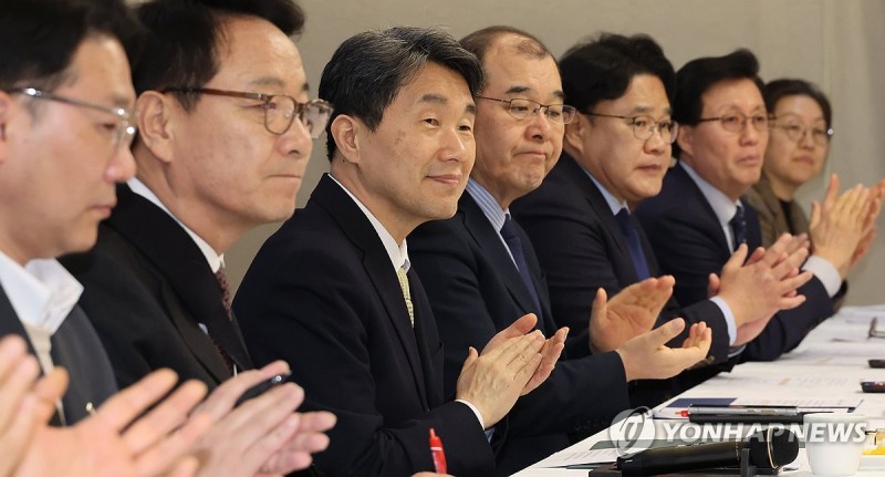 박수치는 <b>이주호 부총리</b>
