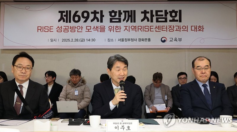발언하는 <b>이주호 부총리</b>