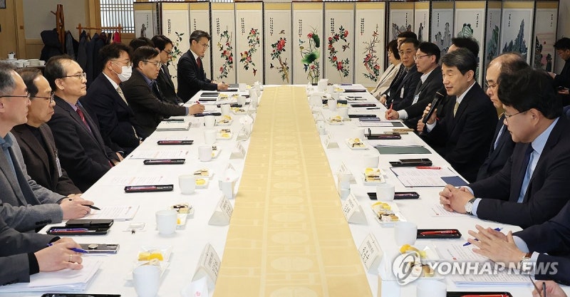 발언하는 <b>이주호 부총리</b>