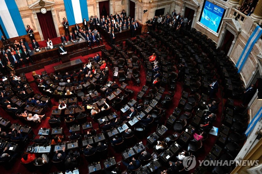 米利總統對國民議會的講話（布宜諾斯艾利斯AFP = yonhap News）哈維爾·米利·阿根廷（Havier Milli Argentina）在第一個（當地時間）的幾乎空空的議會中發表演講。大多數反對派議員最近通過總統法令是兩個人