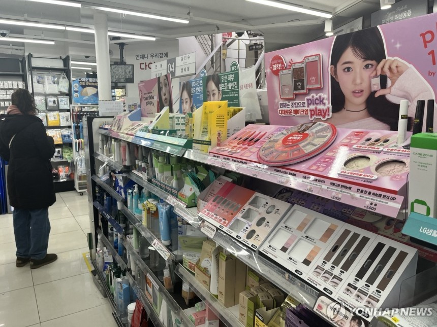 Daiso Cosmetics Corner（Seoul = Yonhap News）哦，在-Kyun Intern Reporter =上個月26日，客戶正在Cheongnangni的“Daiso”商店的化妝品轉角查看該產品[在-yun射擊哦]2025.3.2