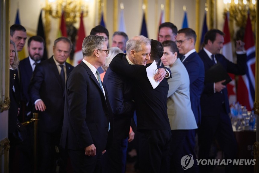 Bolodimir Jellenski總統烏克蘭(London Upi = Yonhap News),在歐洲領導人的第二任(當地時代)總統Bolodimir Jellenski烏克蘭在英國倫敦蘭卡斯特之家舉行的歐洲領導人峰會上擁抱歐洲領導人。