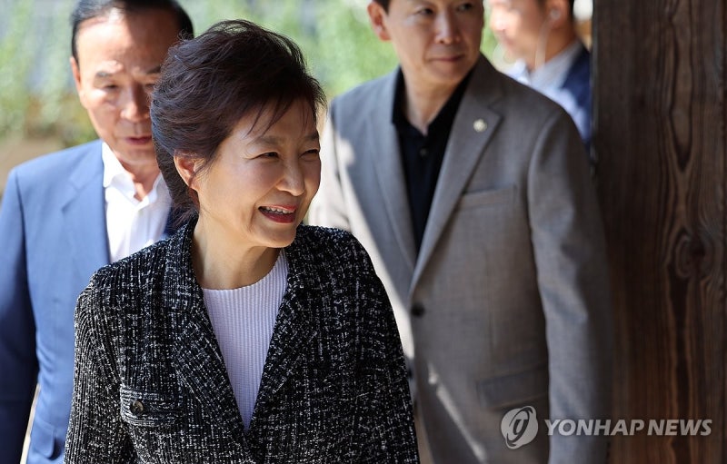 與지도부, 尹탄핵심판 선고 앞두고 <b>박근혜 전 대통령 예방</b>