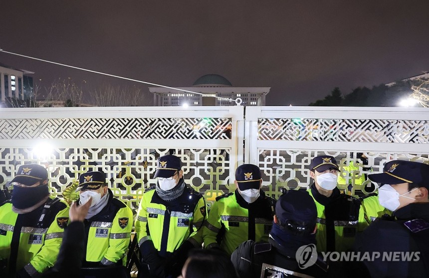 國民議會(Seoul = Yonhap News)是在宣布急診武術(Seoul = Yonhap News)記者Shin Hyun -Woo =總統Yoon Seok -Yeol於12月4日宣布急診法律之後進行控制的,去年,Yeouido National National Assembly in Seoul宣布了緊急戒嚴。
