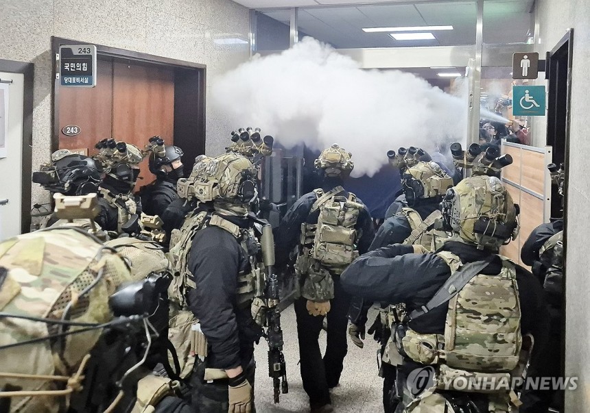 戒嚴軍(首爾= Yonhap News)記者Jo da -un = Yoon Seok -Yeol總統於去年12月3日晚上宣布了一項緊急戒嚴。