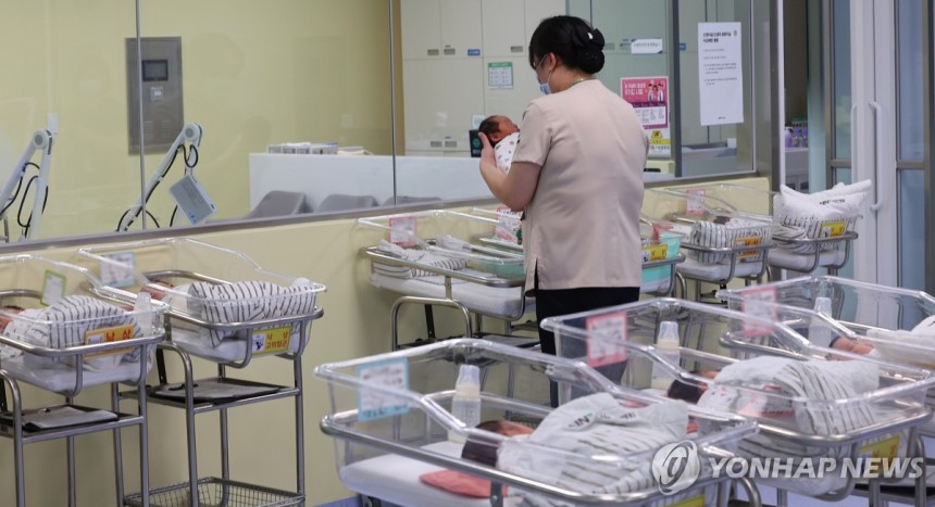 出生後九年(Incheon = Yonhap News)記者Lim -Seok =醫務人員在26日在Michu Hall -Gu的Ain Hospital(Michu Halp)照顧新生兒。國家統計局去年表示,出生人數為238,300,比去年同期增長了8,300。