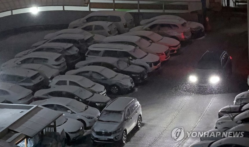 Gangneung的Gangneung(Gangneung = Yonhap News)的大量降雪=大量降雪湧入Gangwon Gangneung地區,在那裡在第二天晚上發出了大雪新聞。2025.3.2