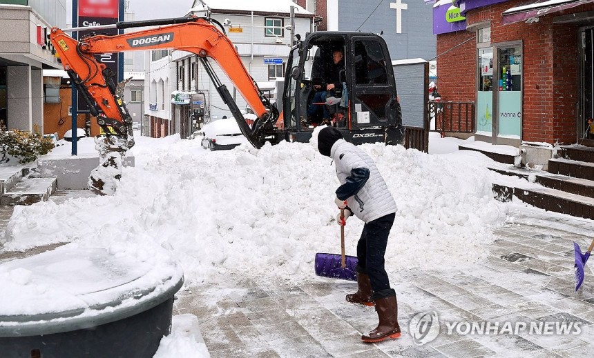 大雪後，公民正在第三次在甘旺（Gangwon）的塔巴克（Taebaek）地區積雪（Taebaek = yonhap News）。2025.3.3