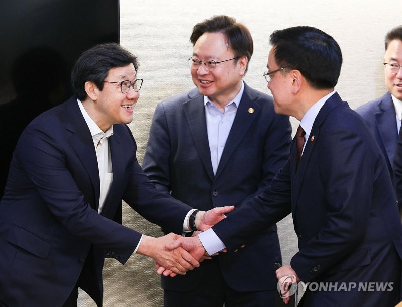 <b>최상목</b> 권한대행, <b>의료개혁</b>특위 위원장과 인사