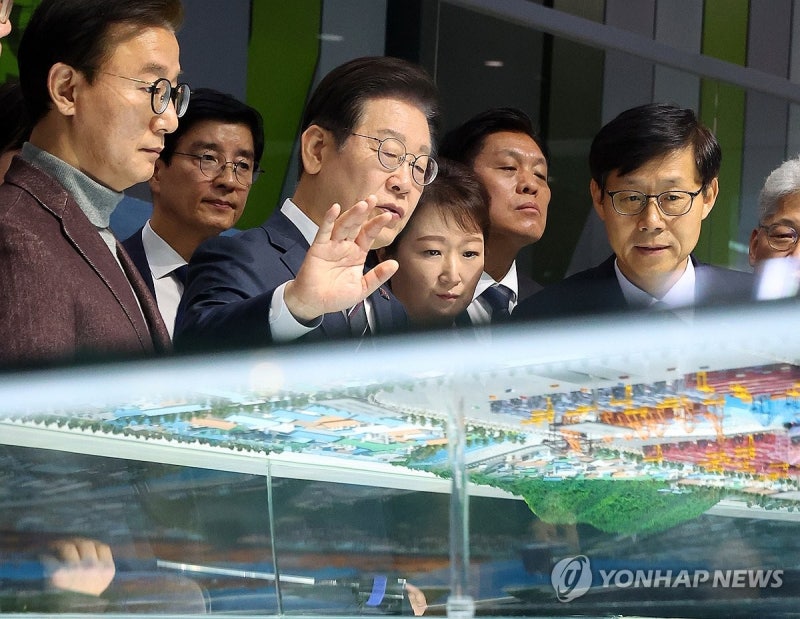 <b>북극항로 개척</b> 논의위해 부산 찾은 <b>이재명</b>