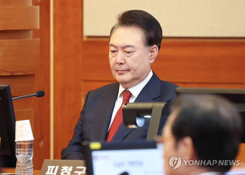 [3보] <b>윤석열 대통령 구속취소</b>돼 석방…법원 "구속기간 지나 기소"