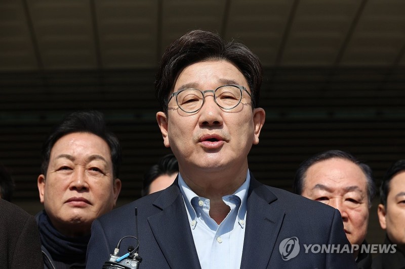 尹, 어젯밤 <b>권성동</b>과 <b>통화</b>…"지도부가 그동안 고생 많았다"