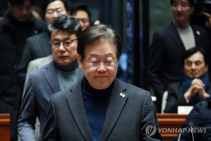 <b>이재명</b> '경기도 법인카드 등 유용 혐의' 사건, 내달 8일 첫 재판